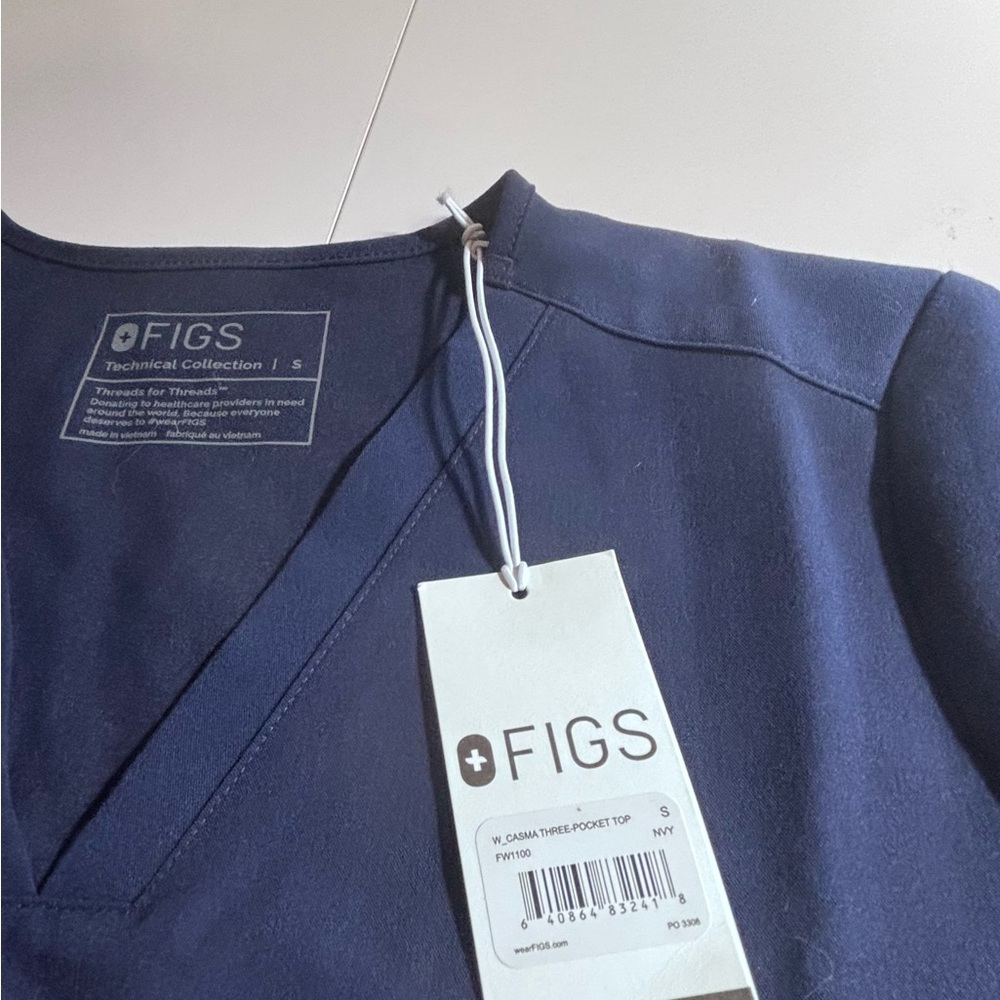 NWT Figs Casma Three-Pocket scrub Top in Navy